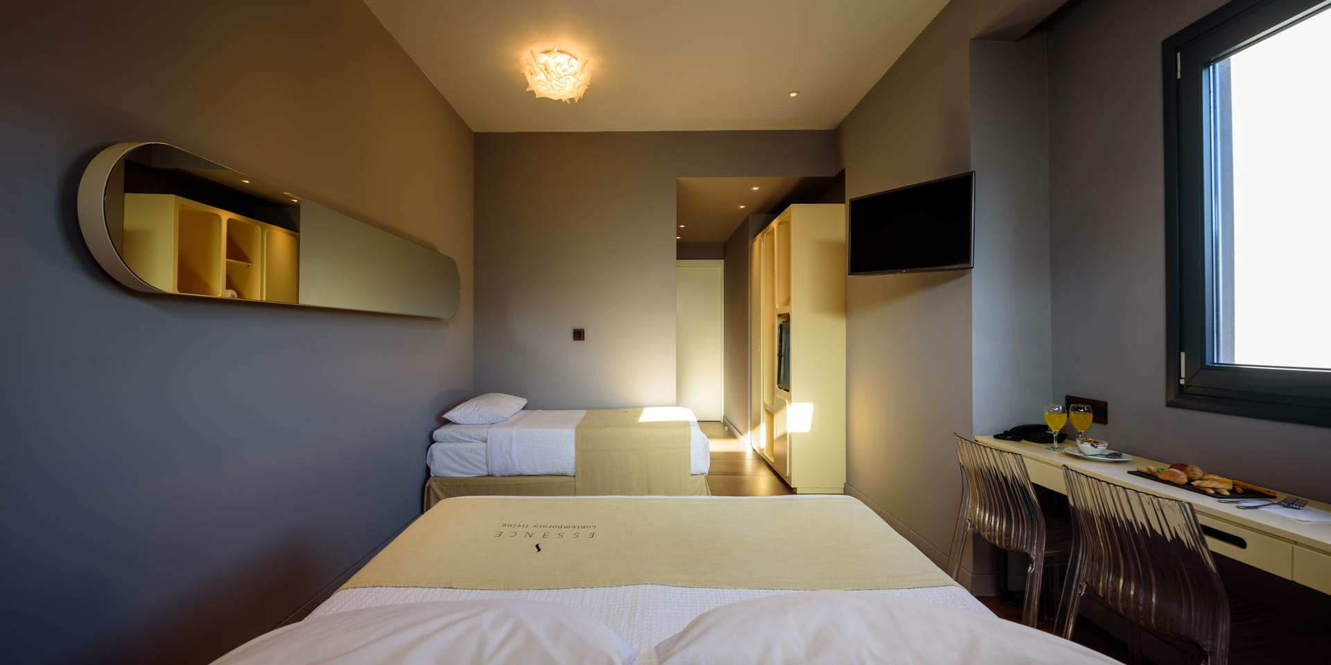 Elegant Triple Room with City View