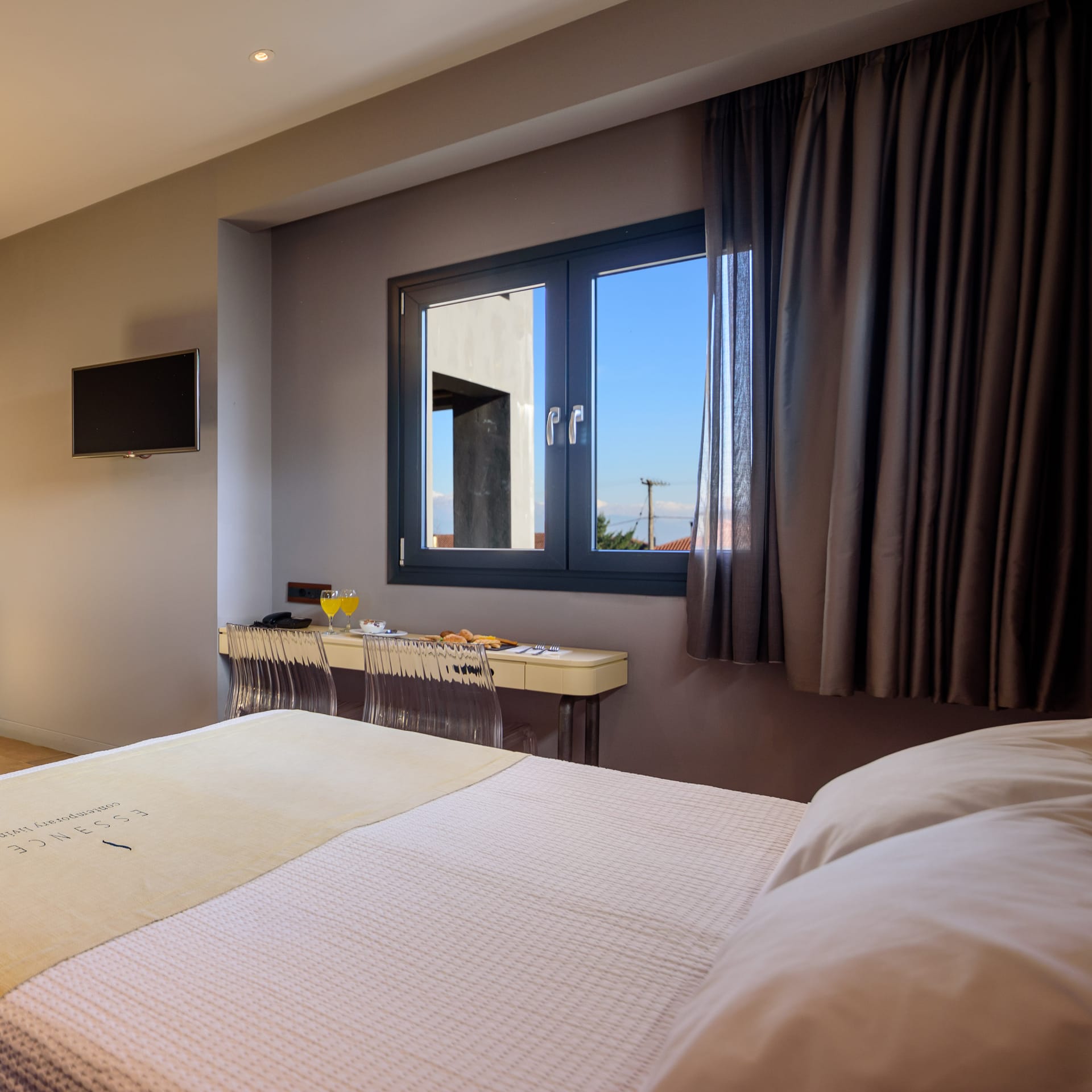 Elegant Triple Room with City View