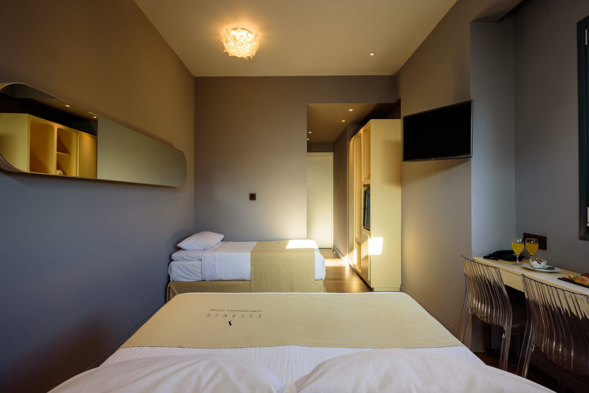 Elegant Triple Room with City View