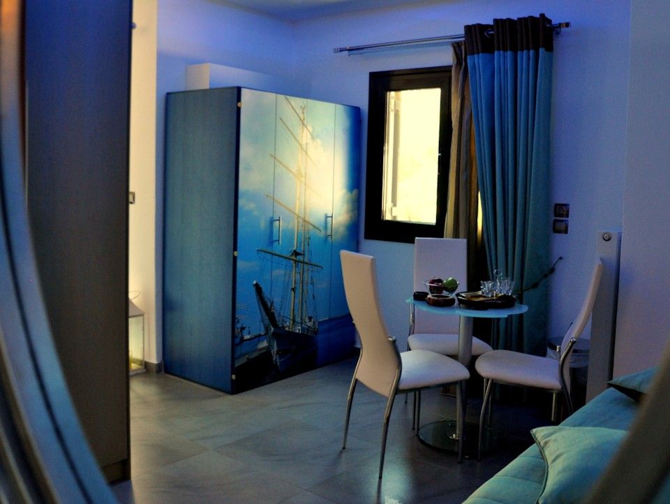 Superior Studio with City &amp; Mountain View