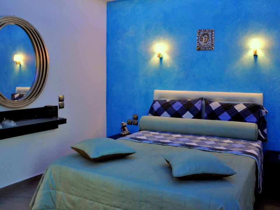 Superior Studio with City &amp; Mountain View