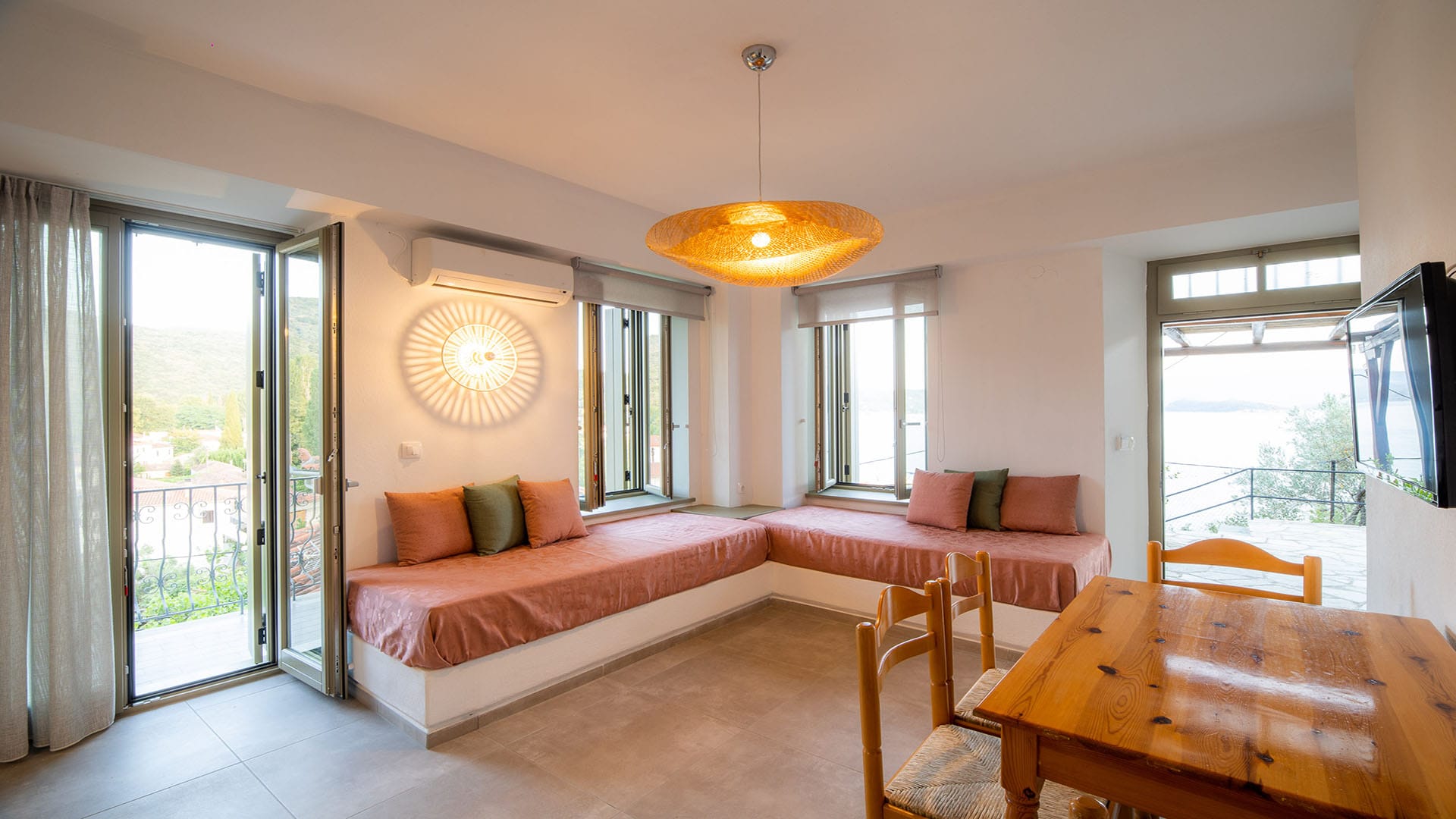 Deluxe Apartment with Terrace and Balcony