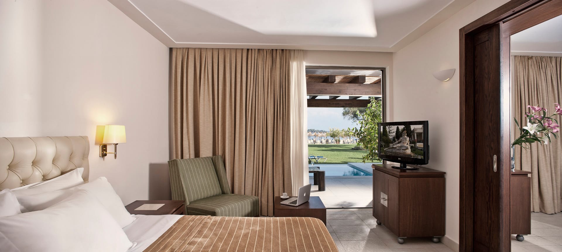 ExecutiOne (1) Bedroom Suite Sea Front with Private Pool- Bungalow