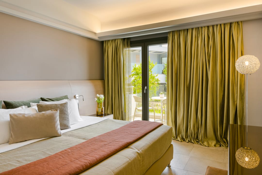 Senior suite with side sea view