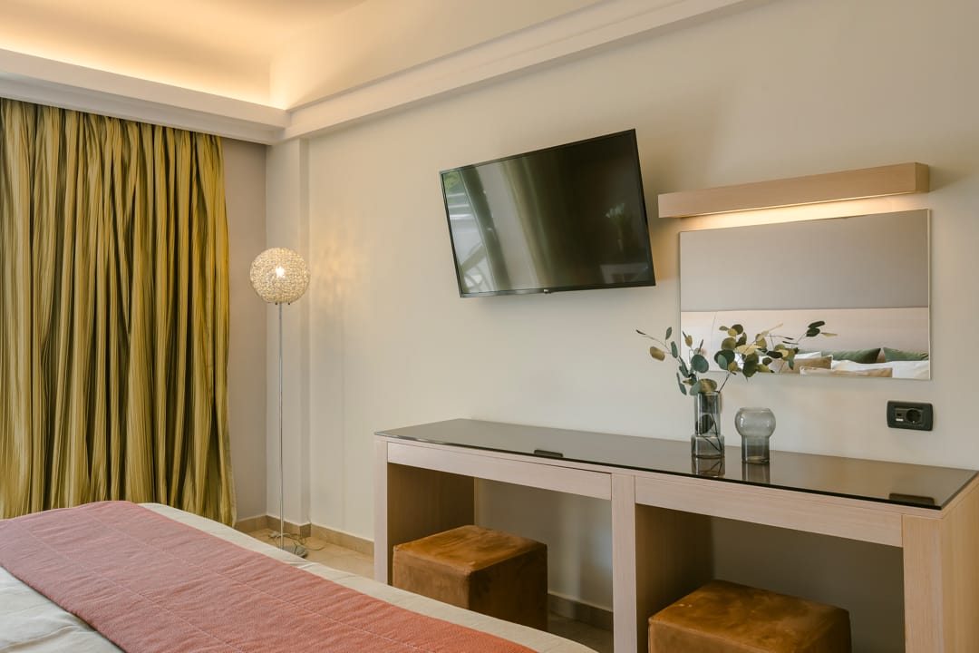 Senior suite with side sea view