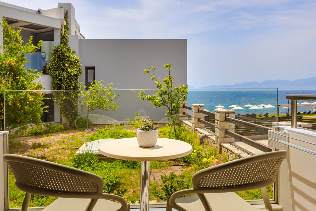 Senior suite with side sea view