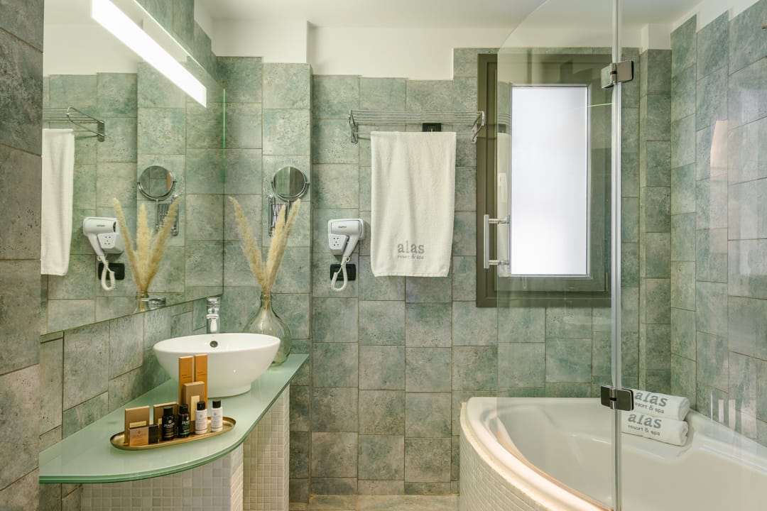 Senior suite with side sea view