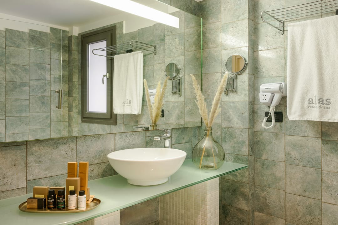 Senior suite with side sea view