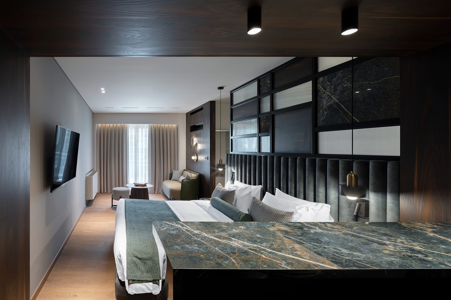 Executive Suite with Jacuzzi and Lounge Access