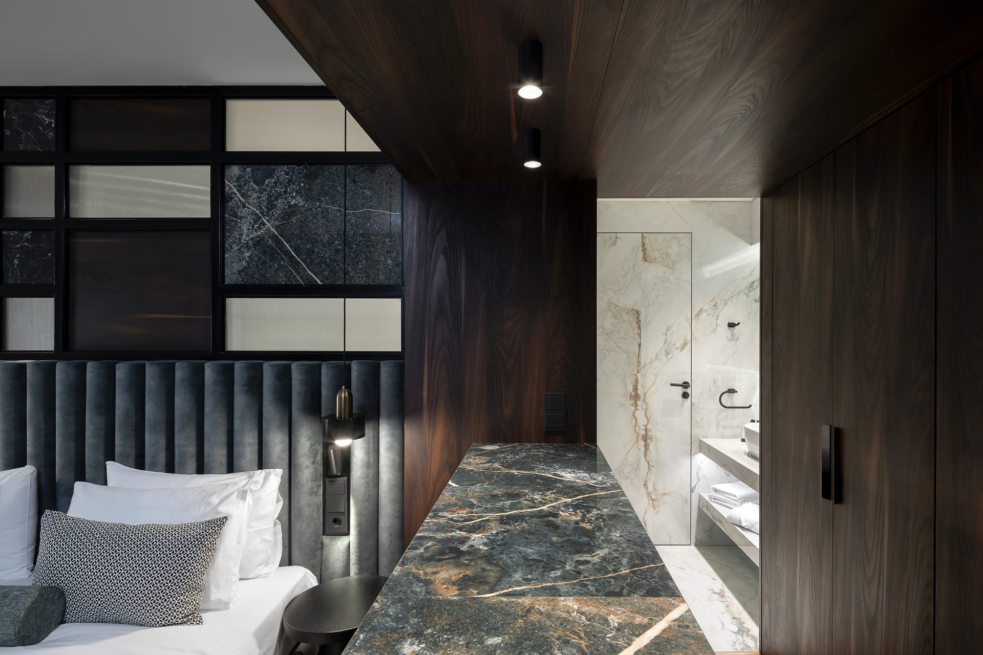 Executive Suite with Jacuzzi and Lounge Access