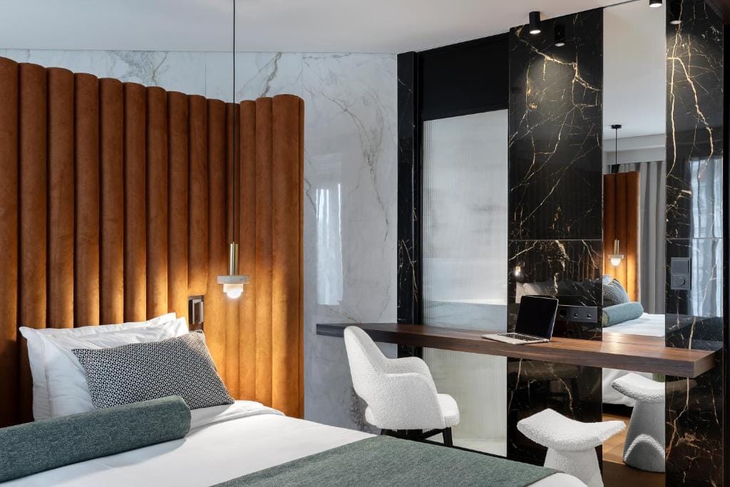 One Bedroom Suite with Jacuzzi and Lounge Access