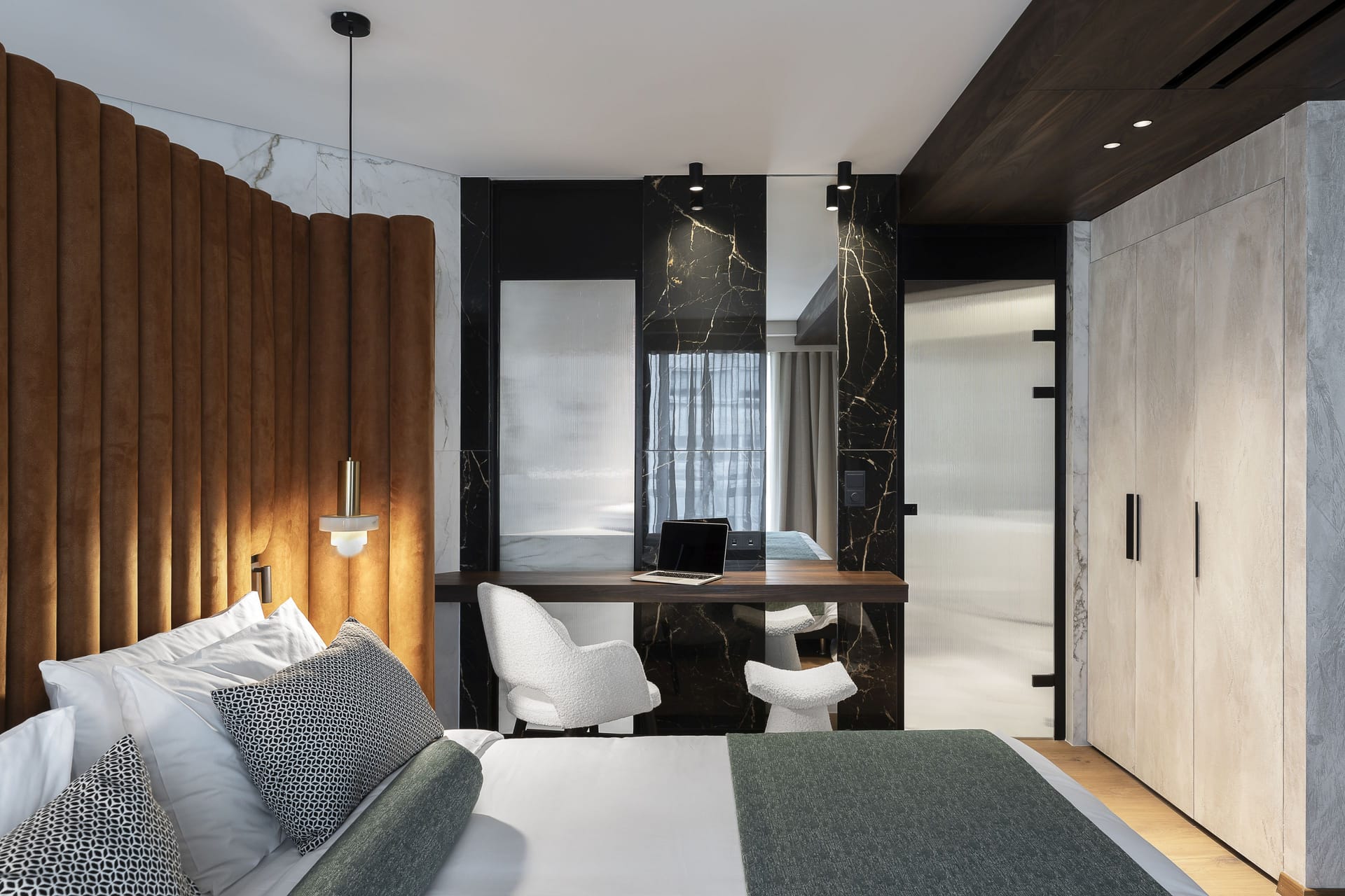 Two Bedroom Suite with Jacuzzi and Lounge Access