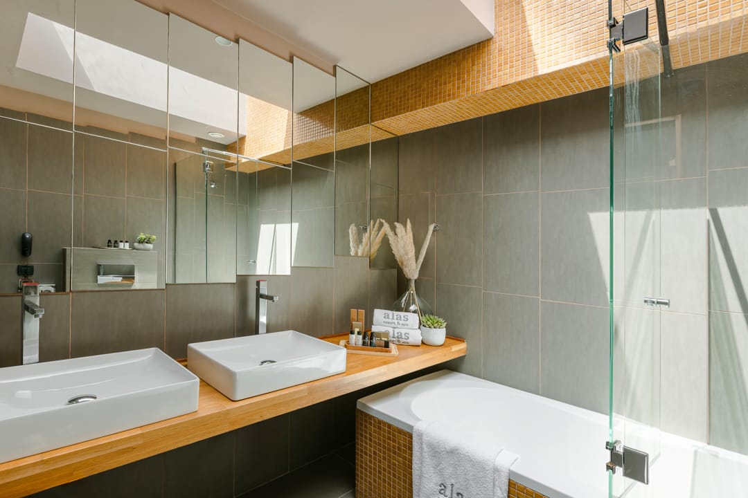 Alas Suite with outdoor jet tub