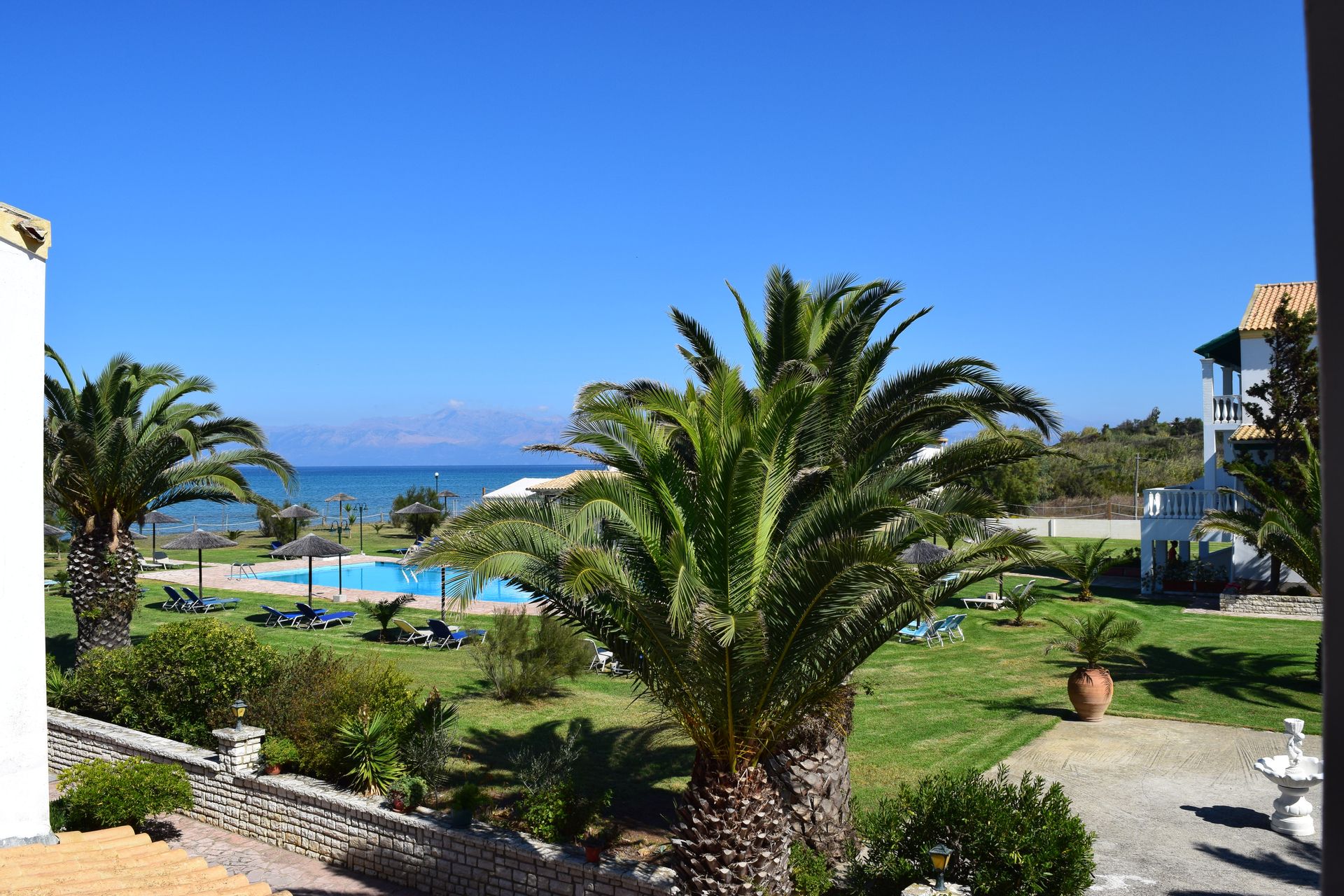 Villa 4 bedrooms with side sea view