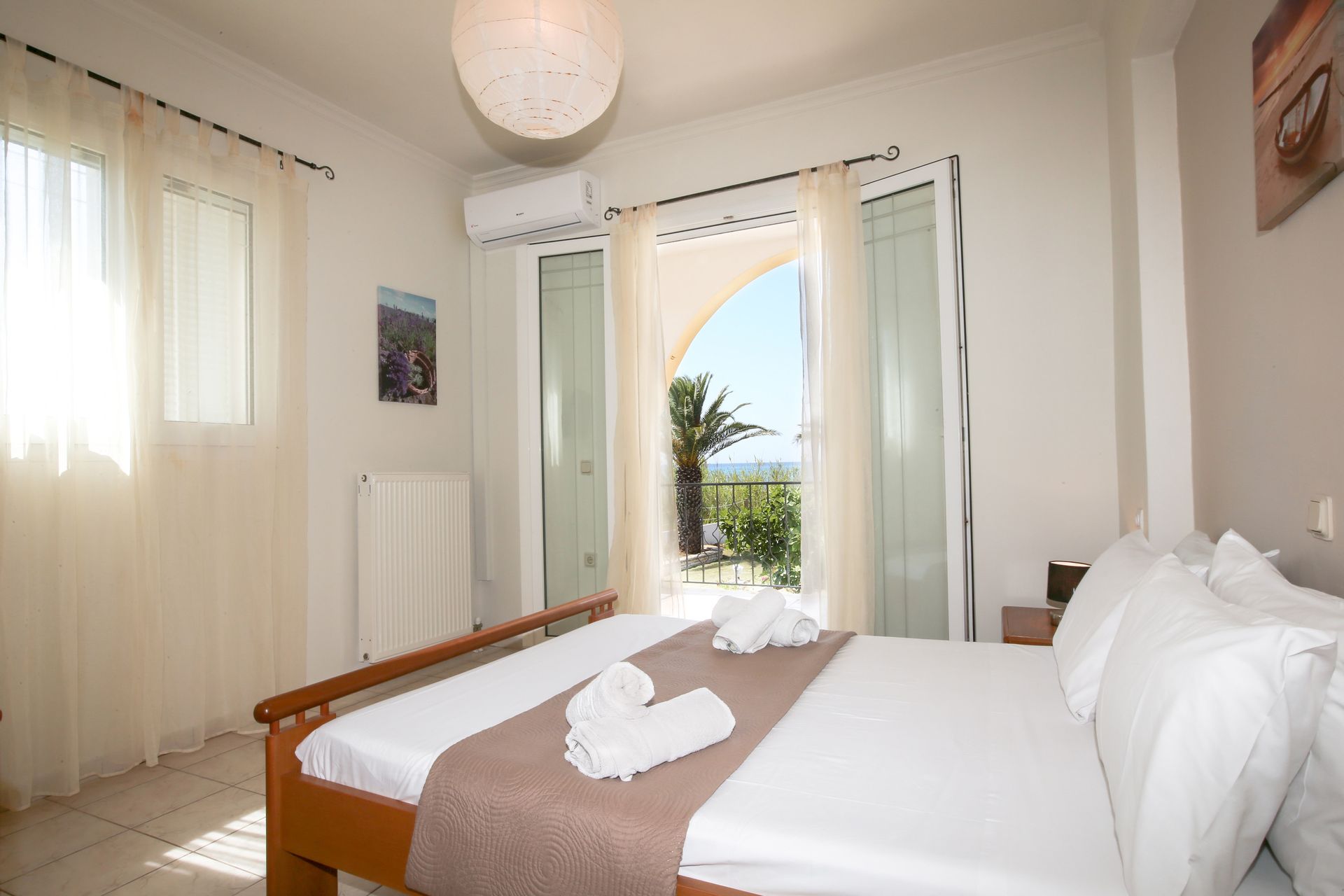 Villa 4 bedrooms with side sea view