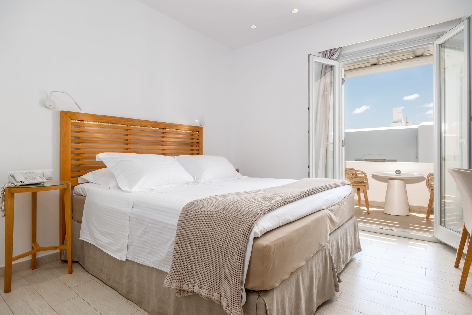 Superior Suite with Outdoor Hydro-Massage Hot Tub [4 Guests]