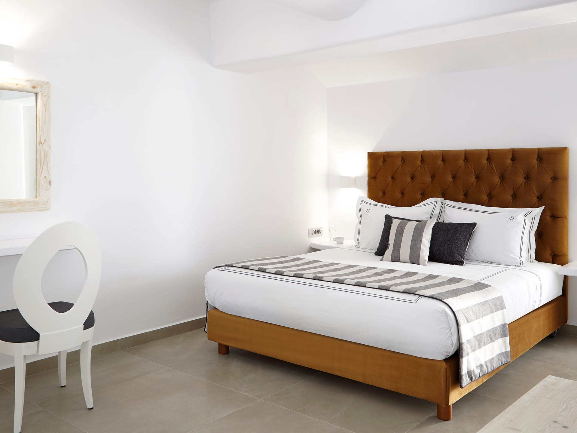 Elegant Suite with Outdoor Private Jacuzzi and Garden View