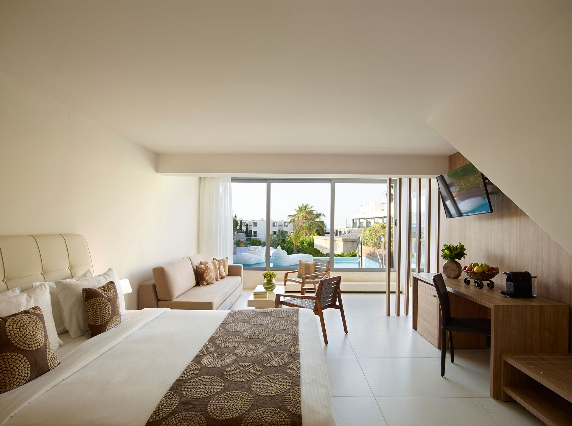 Premium Swim Up Double Room with Garden View - 33m²