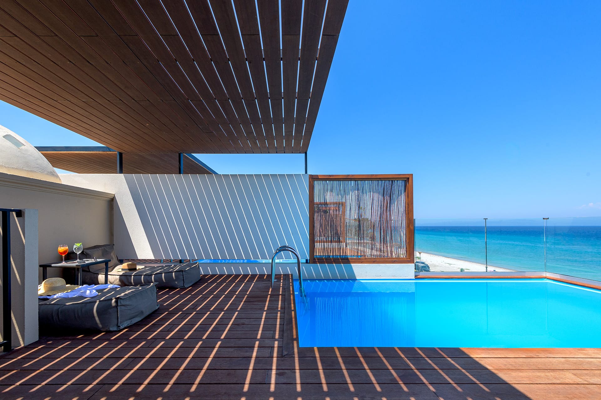 Beachfront Grand Suite Sea View with Private Rooftop Pool - 60m²