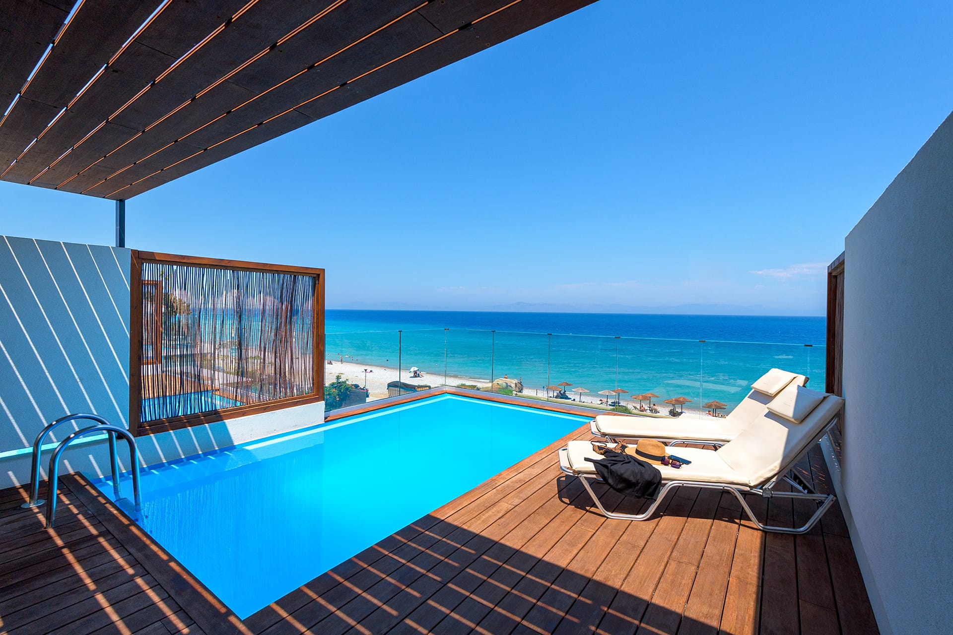 Beachfront Grand Suite Sea View with Private Rooftop Pool - 60m²