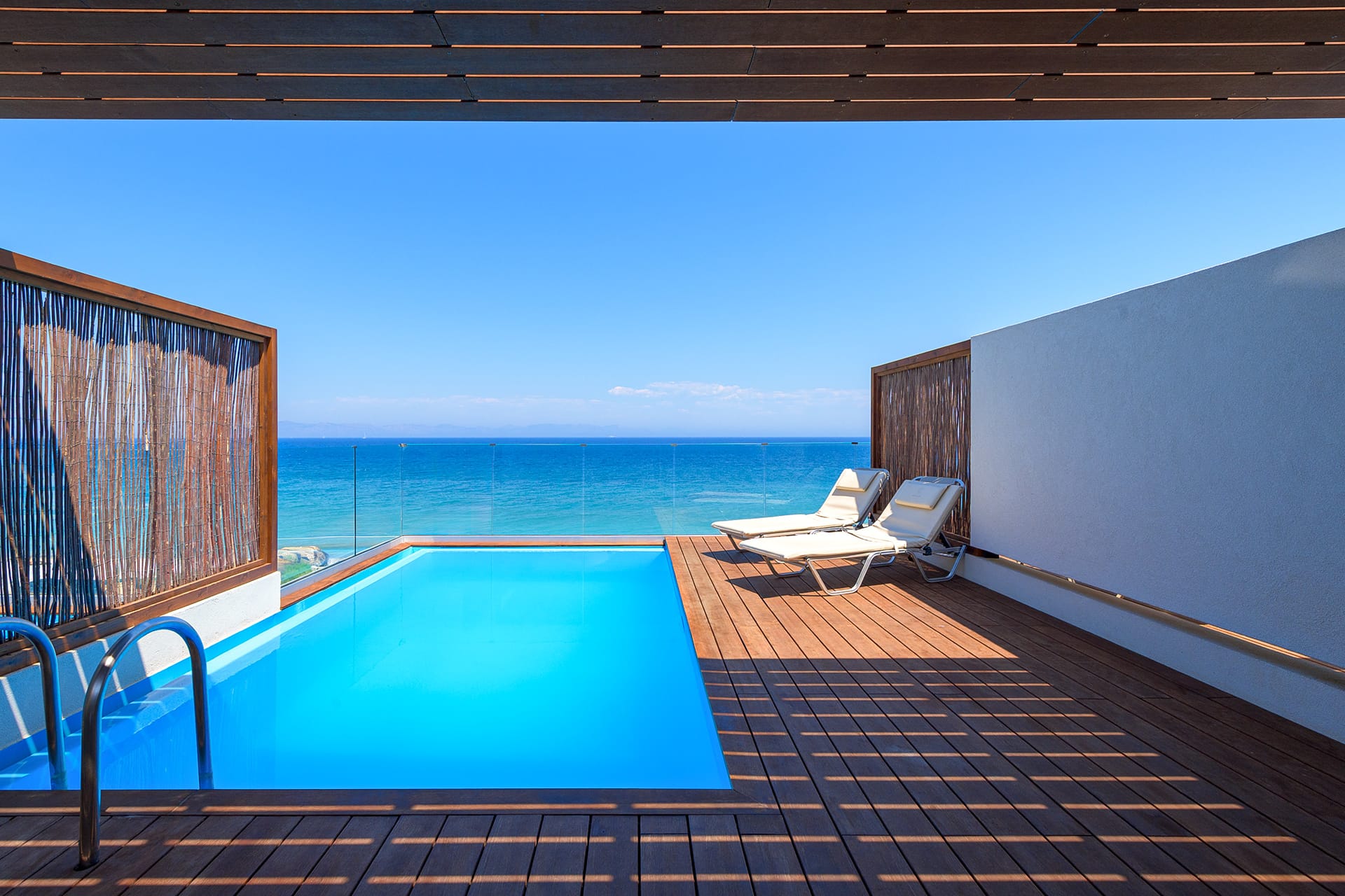 Beachfront Grand Suite Sea View with Private Rooftop Pool - 60m²