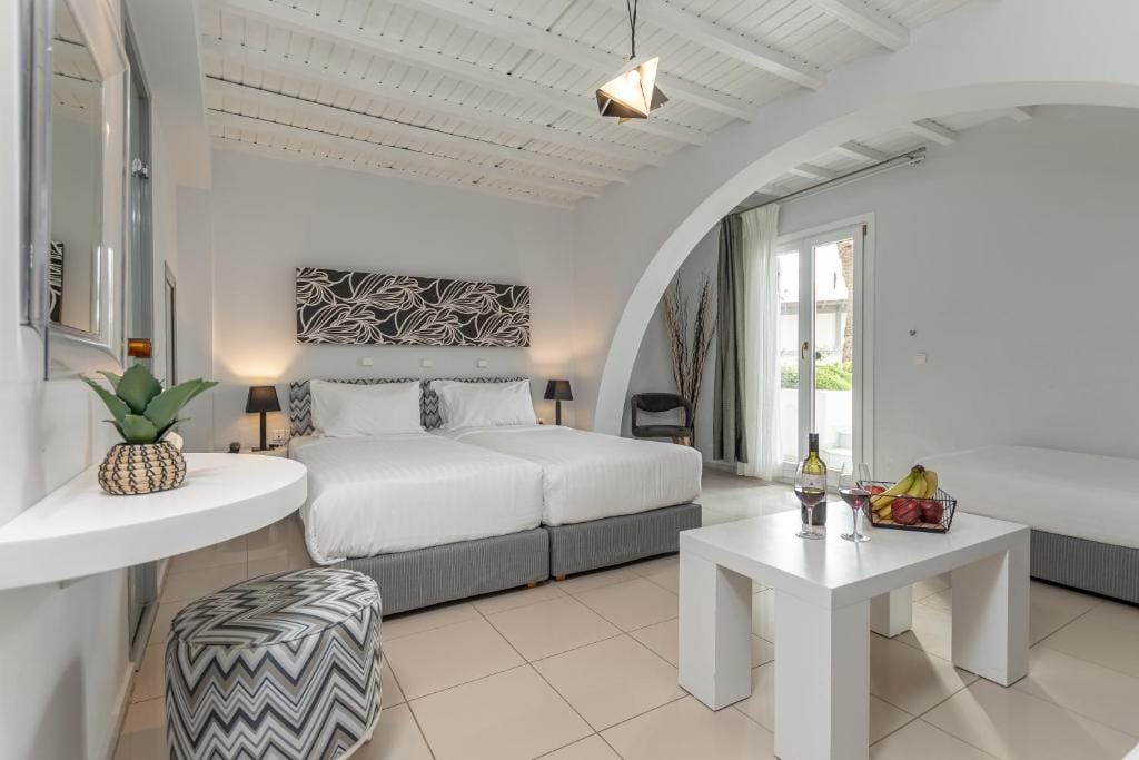 Family Room Pool or Sea view