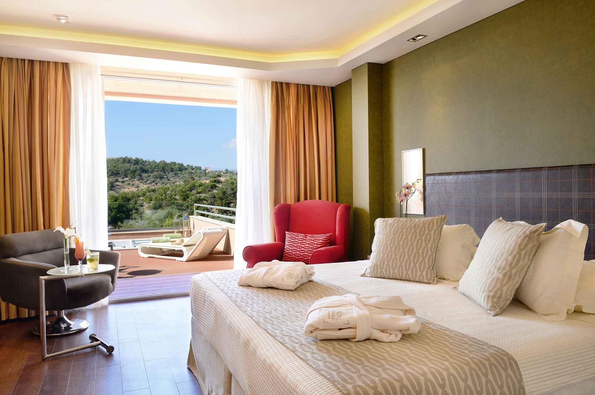 Royal Room with Sea View and Outdoor Jacuzzi