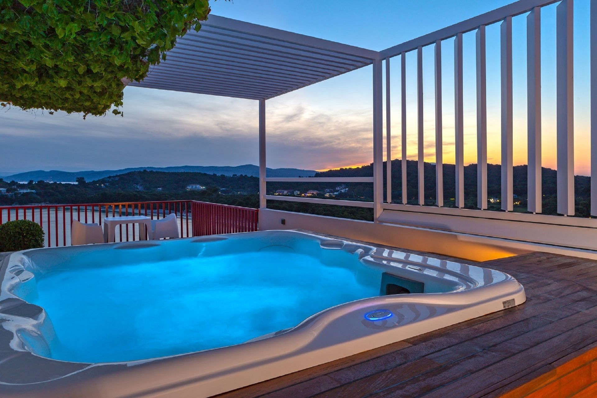 Suite with outdoor Jacuzzi & Panoramic Sea View