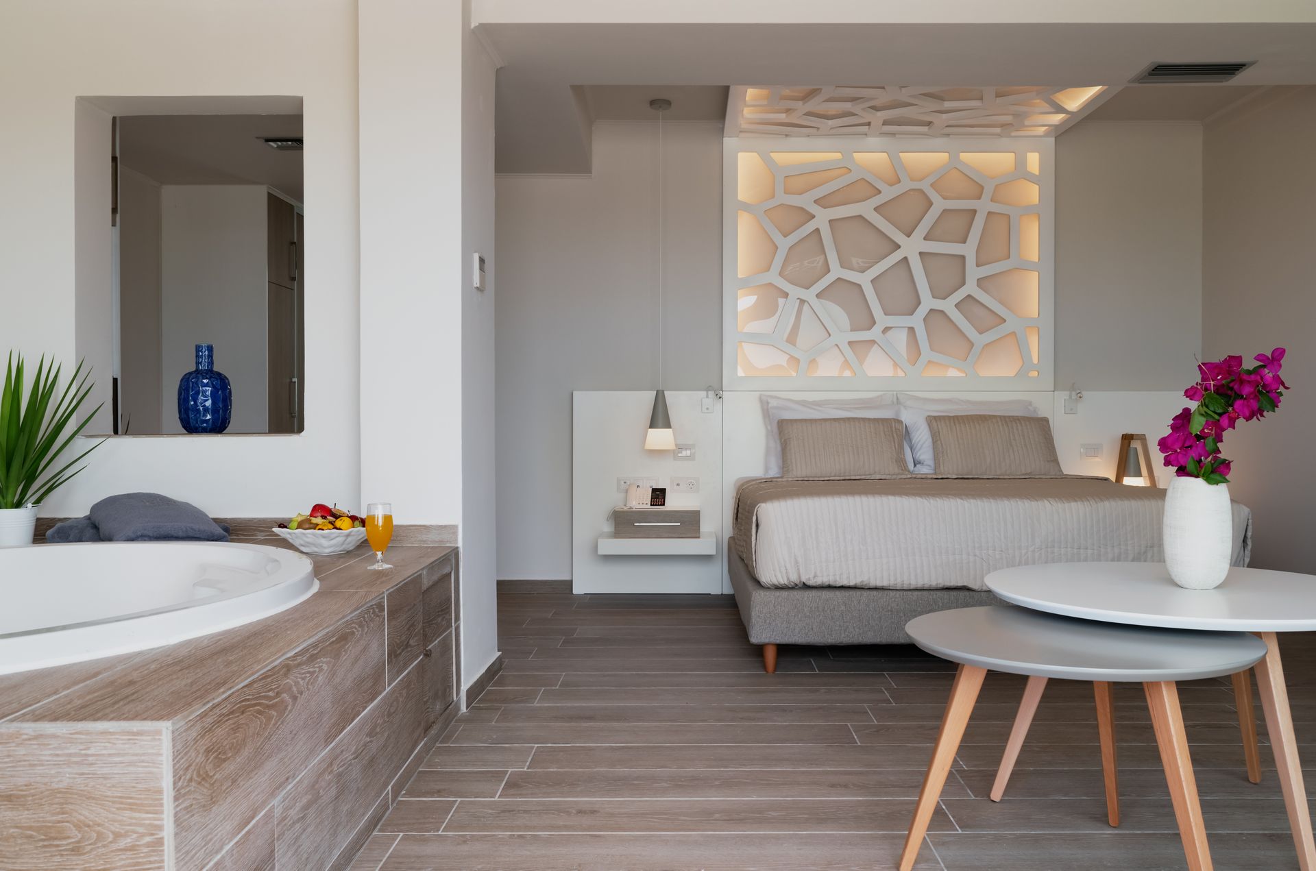 Deluxe Suite with Indoor or Outdoor Jacuzzi Garden View & Limited Sea View