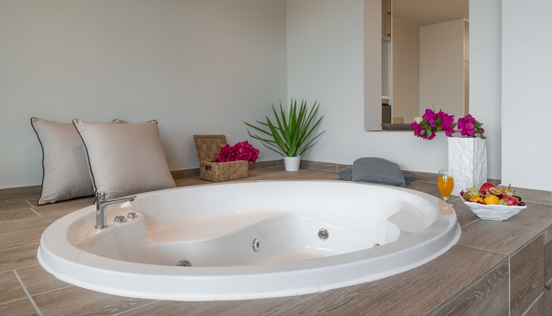 Deluxe Suite with Indoor or Outdoor Jacuzzi Garden View &amp; Limited Sea View