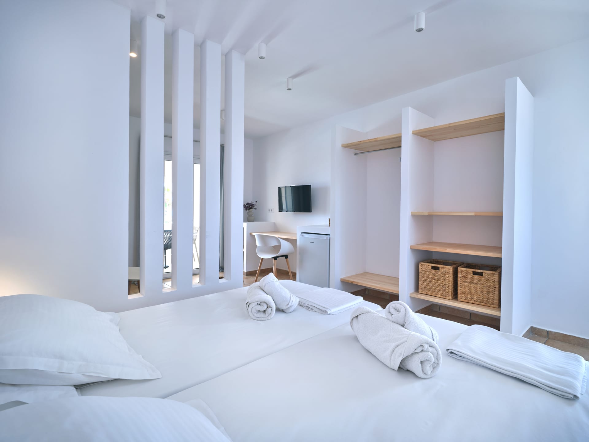 White &amp; Blue Comfort Apartment