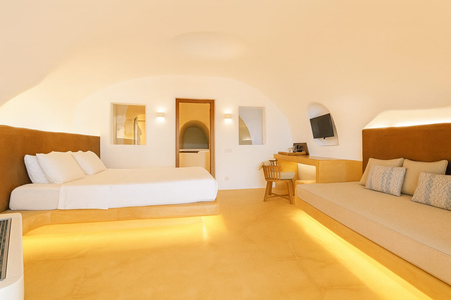 9 Deluxe Cliff Cave Suite (Indoor Massage Pool)