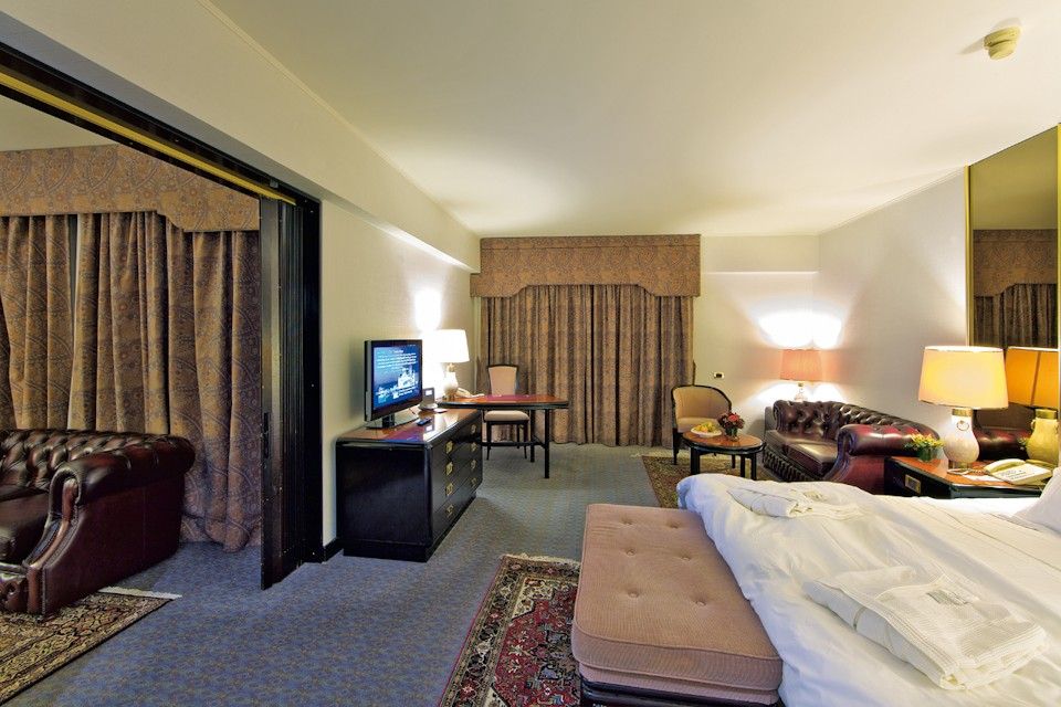 Executive Corner Suite