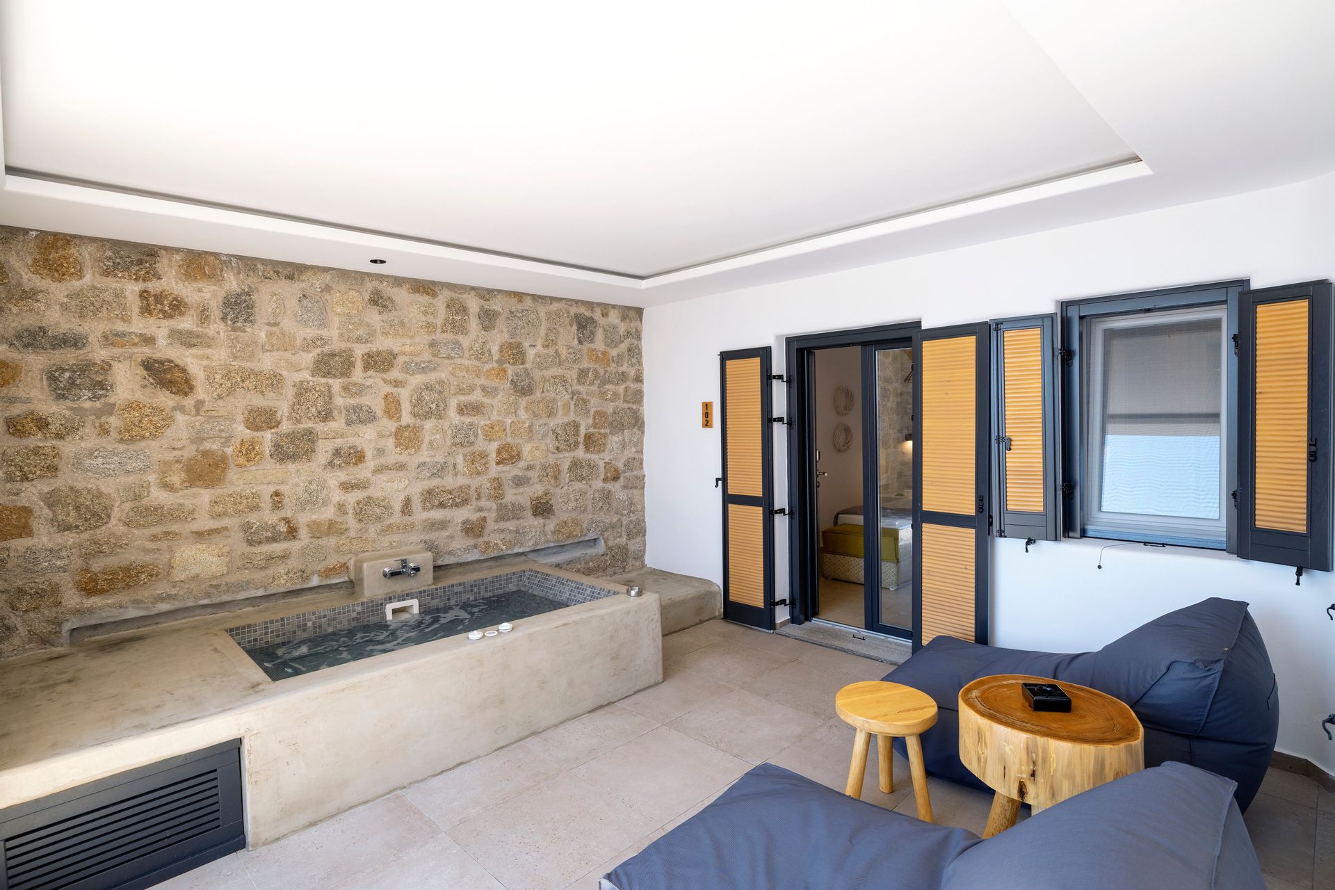 Pool View Apartment for 4 people with Private Terrace and outdoor Jacuzzi