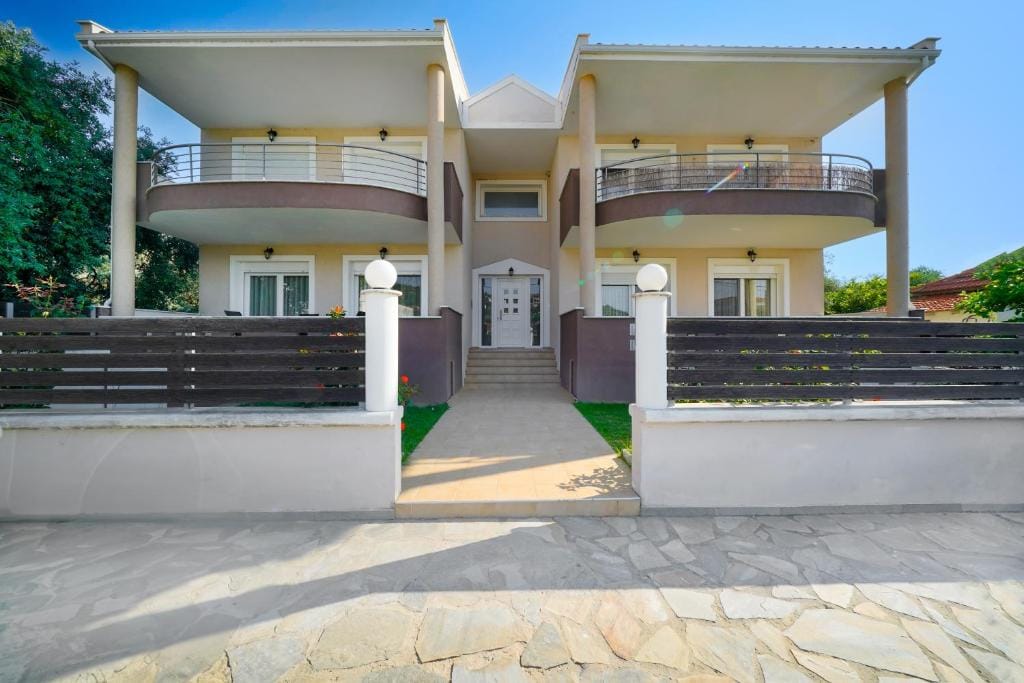 One-bedroom suite | Just 5-minutes drive from our hotel