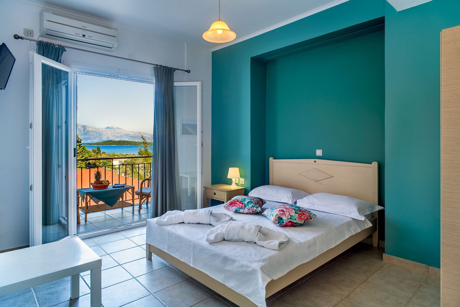 Family Apartment with Side Sea View