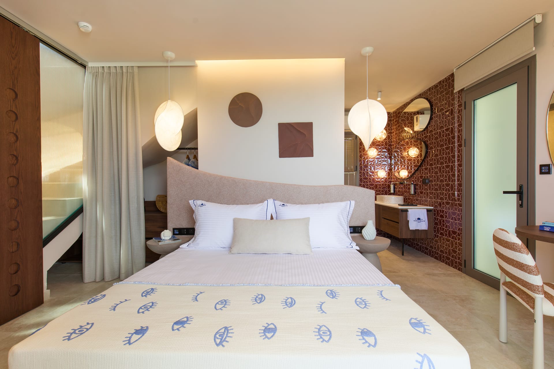 Deos Maisonette Jacuzzi Suite