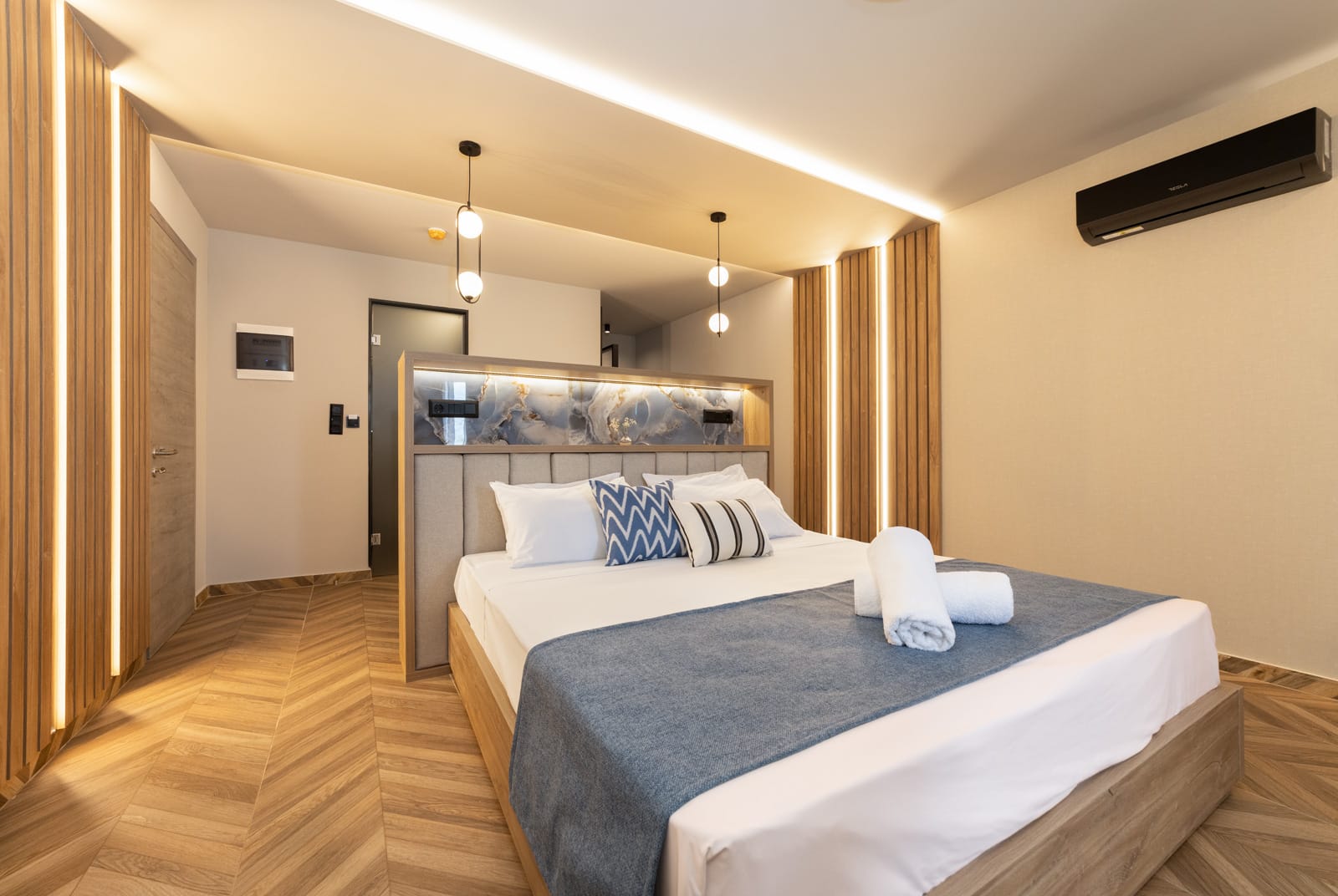 Mythic Blue Suite with Hot Tub &amp; Olympus View