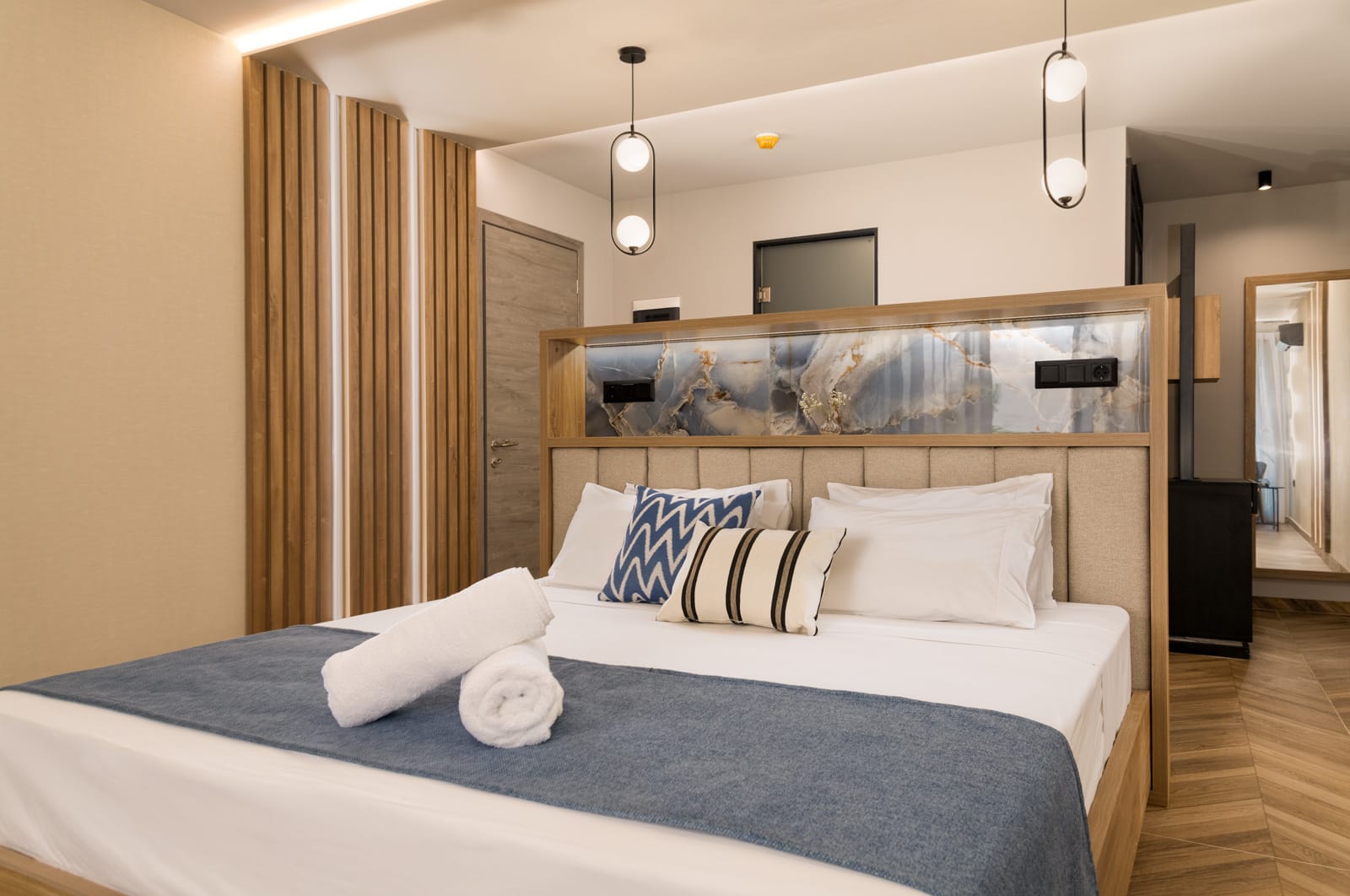 Mythic Blue Suite with Hot Tub &amp; Olympus View