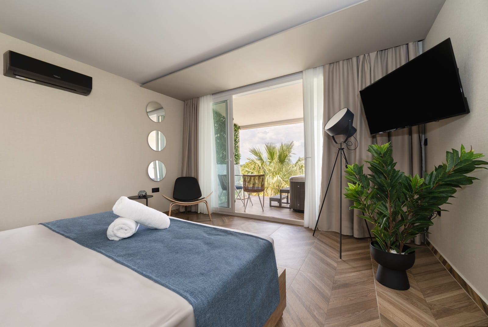 Mythic Blue Suite with Hot Tub &amp; Olympus View