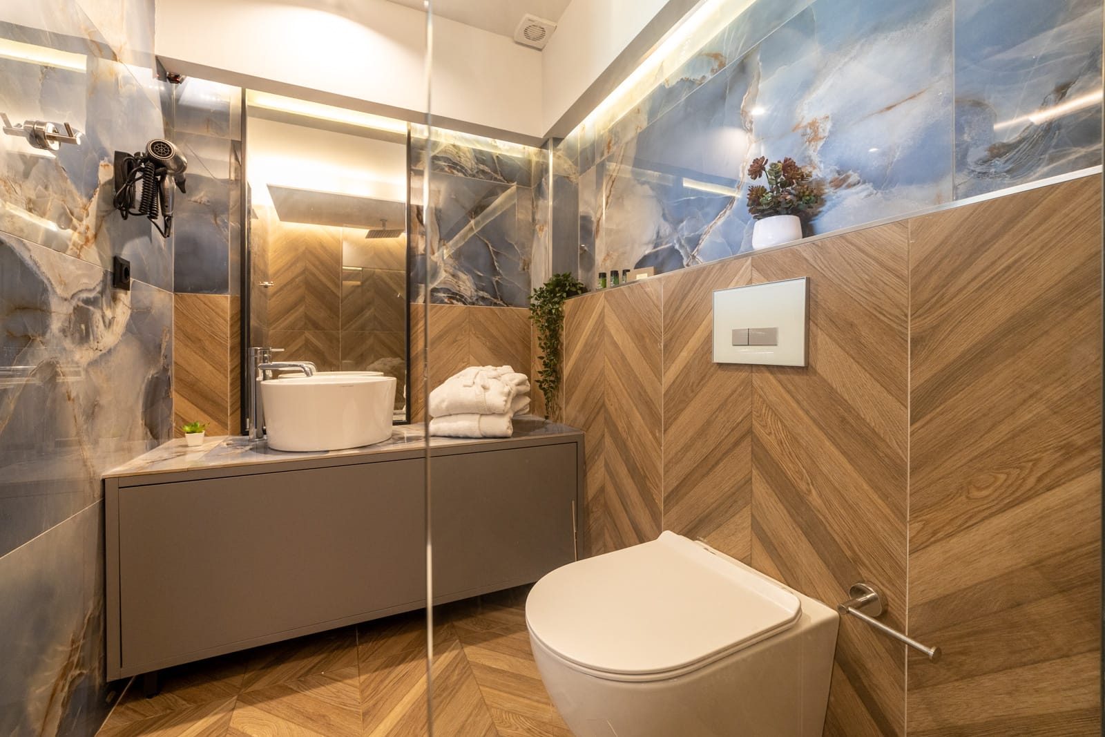 Mythic Blue Suite with Hot Tub &amp; Olympus View