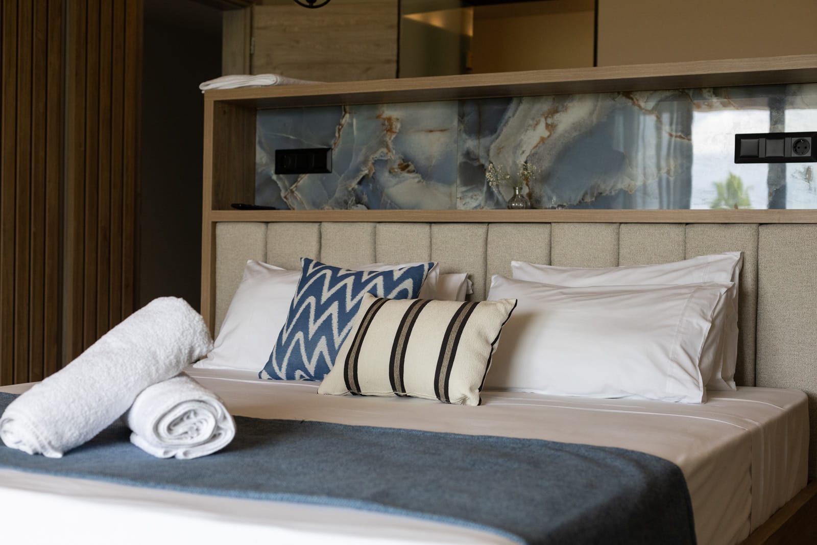 Mythic Blue Suite with Hot Tub &amp; Olympus View