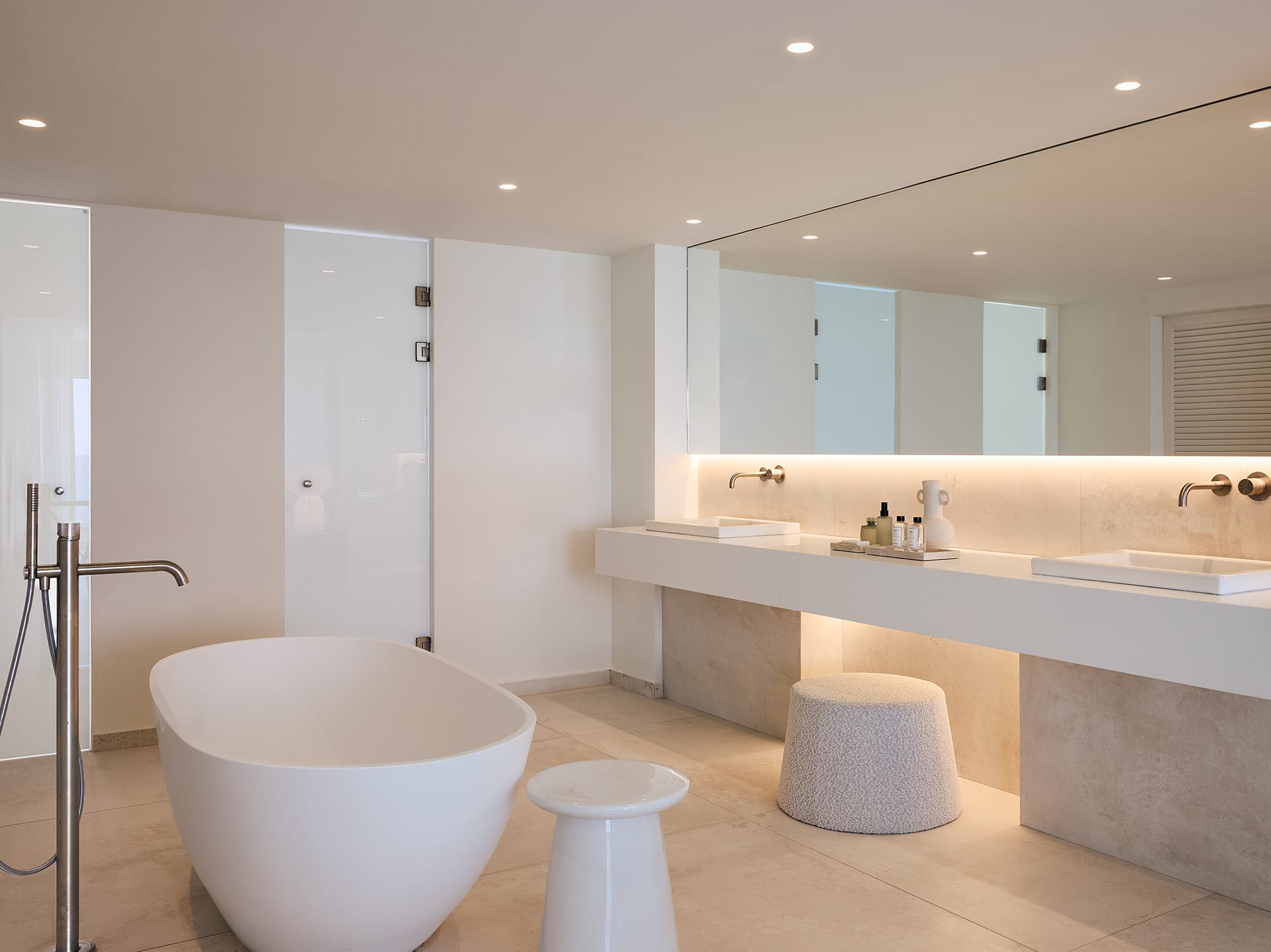 Amirandes 2 Bedroom White Suite