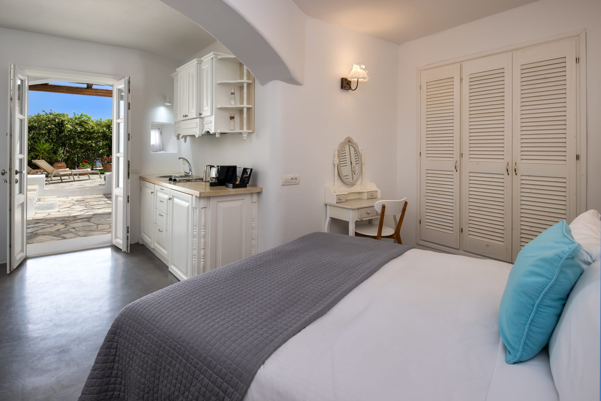 Suite with outdoor jacuzzi &amp; garden view