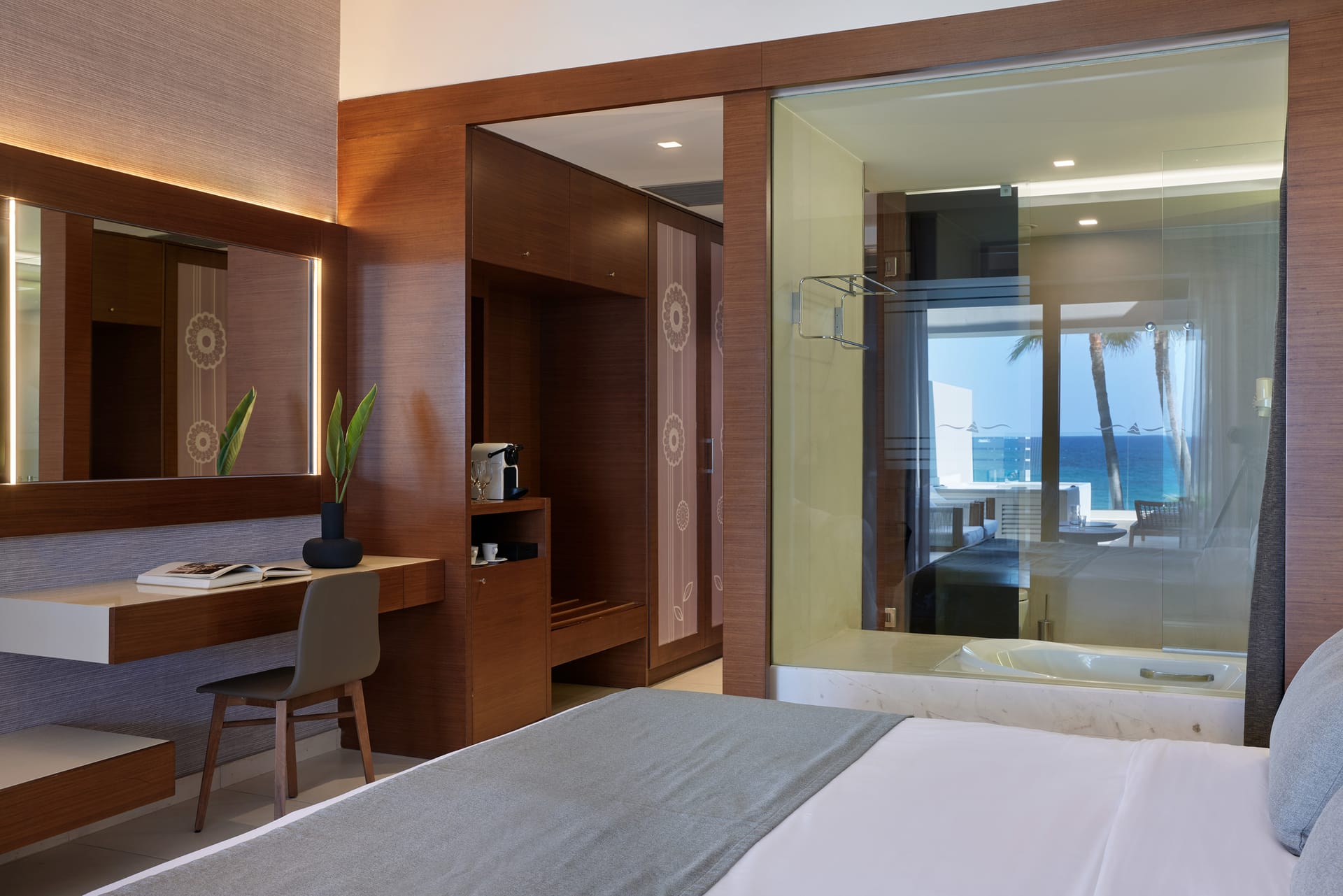 Superior Room Lagoon Sea View Outdoor Whirlpool