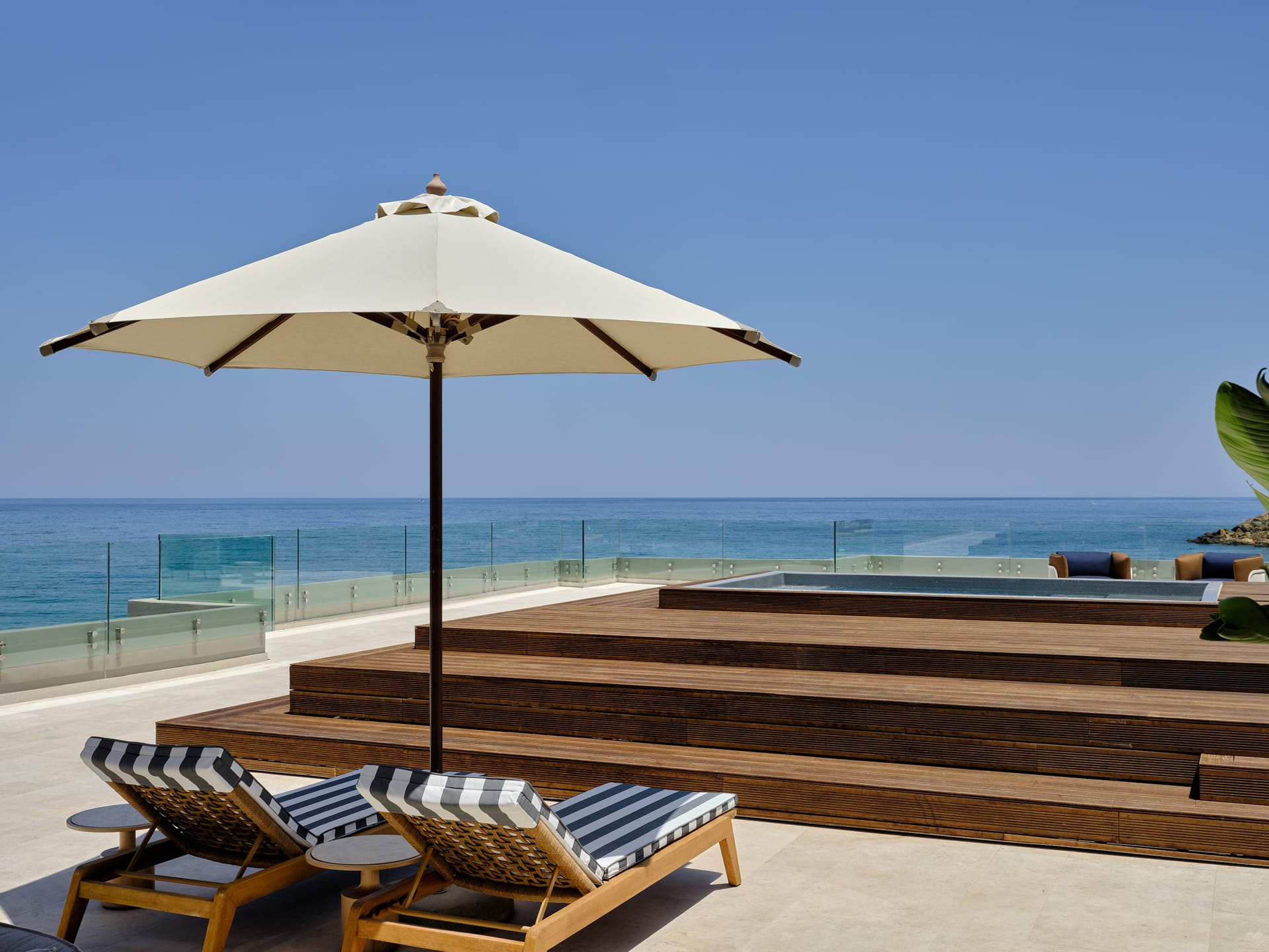 Signature Frontal Sea View Suite Hydro Plunge Pool