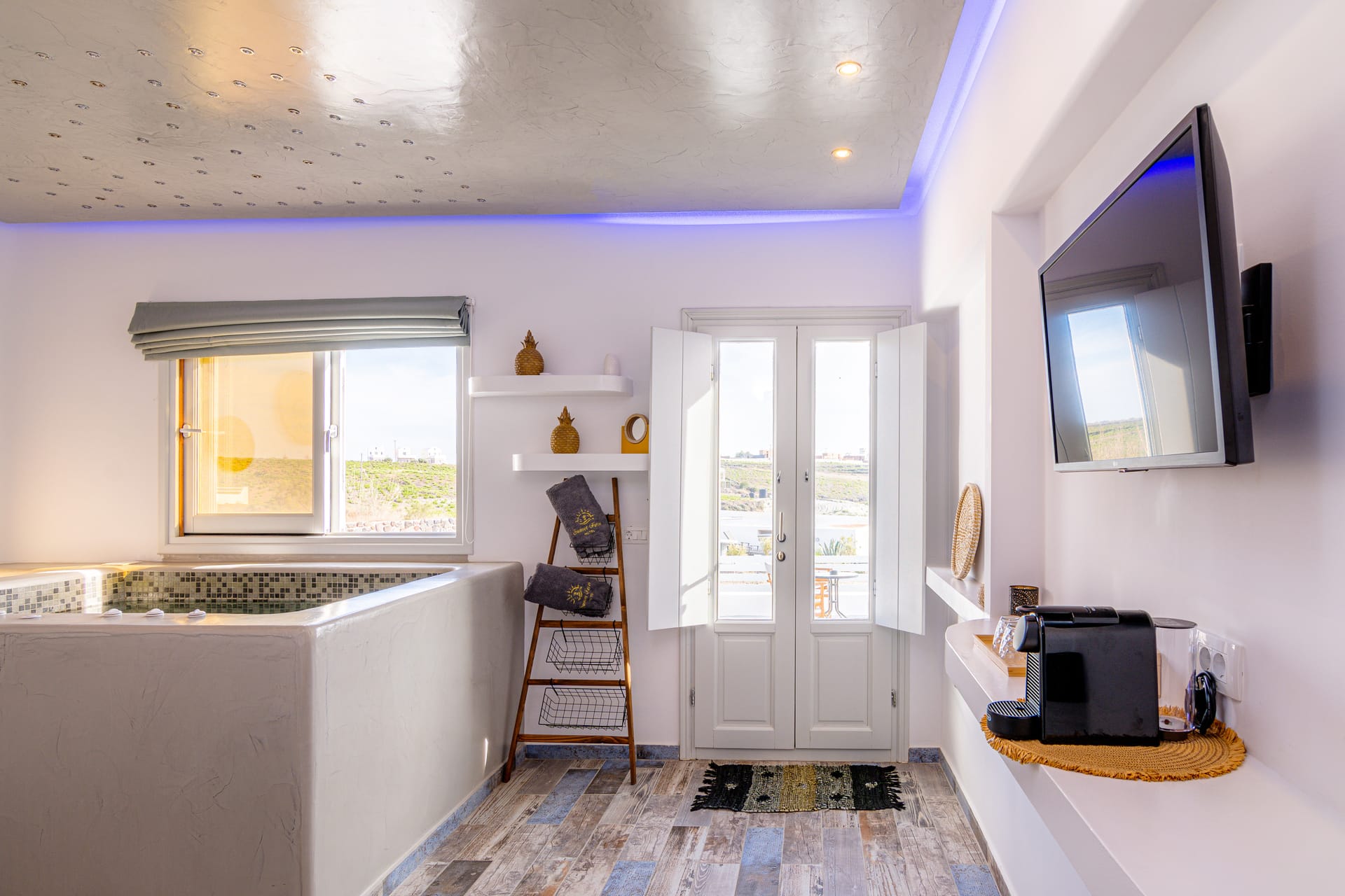 Elegant Suite with indoor hot tub and sea view