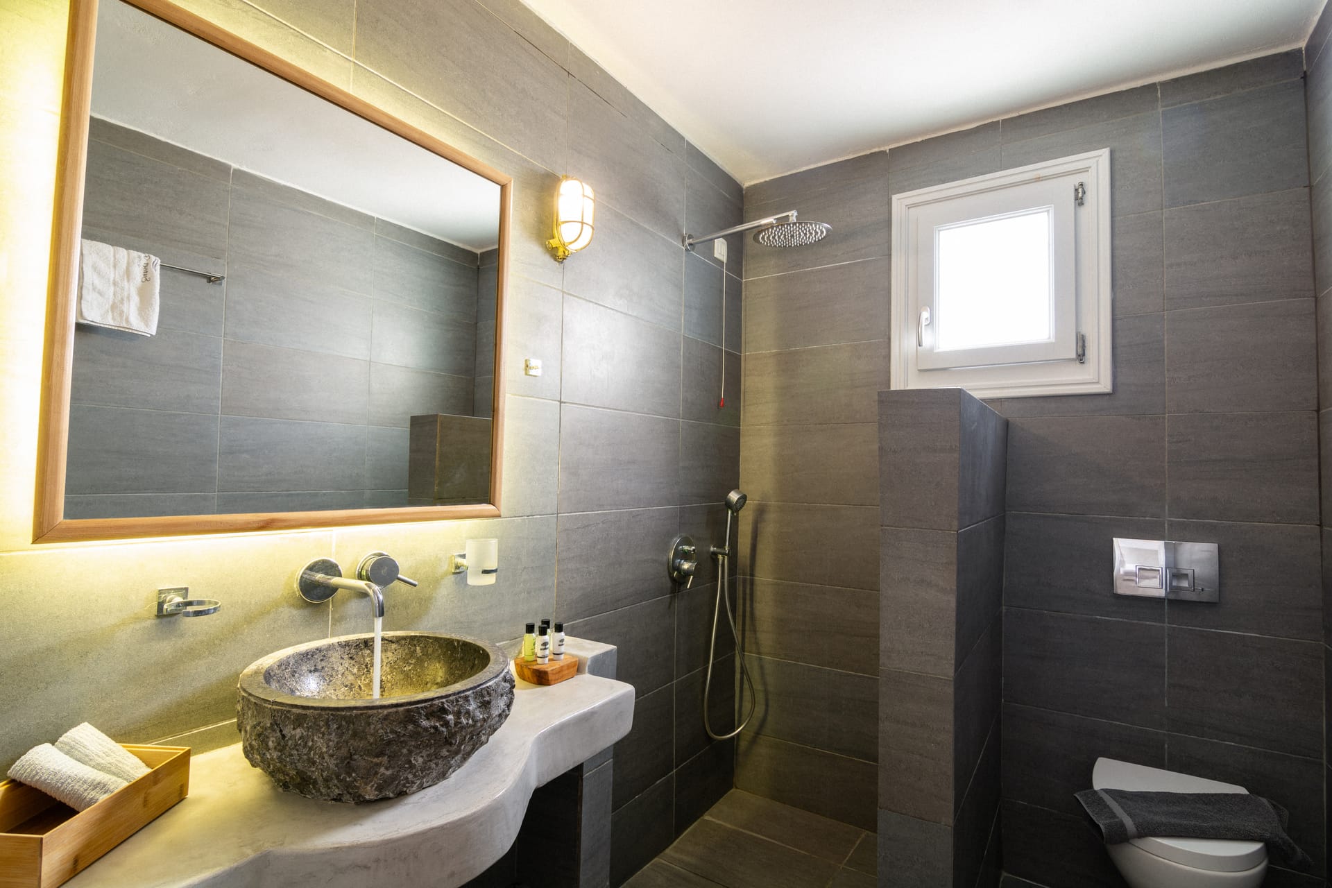 Elegant Suite with indoor hot tub and sea view