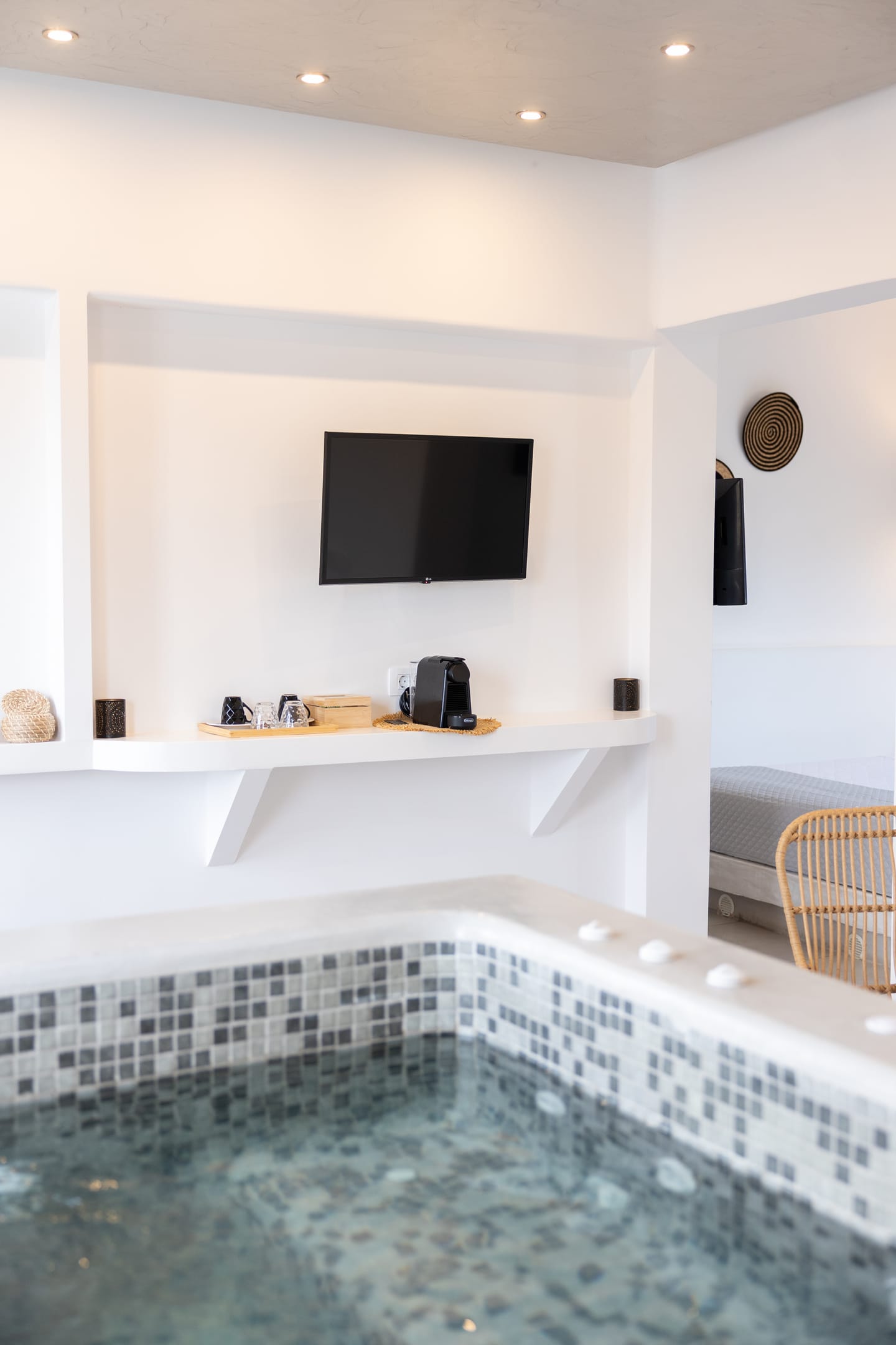 Elegant Suite with indoor hot tub and sea view