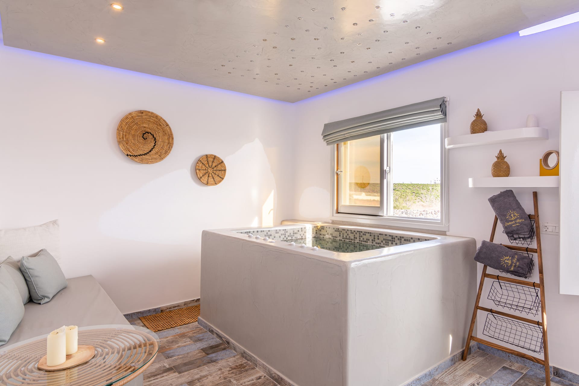 Elegant Suite with indoor hot tub and sea view